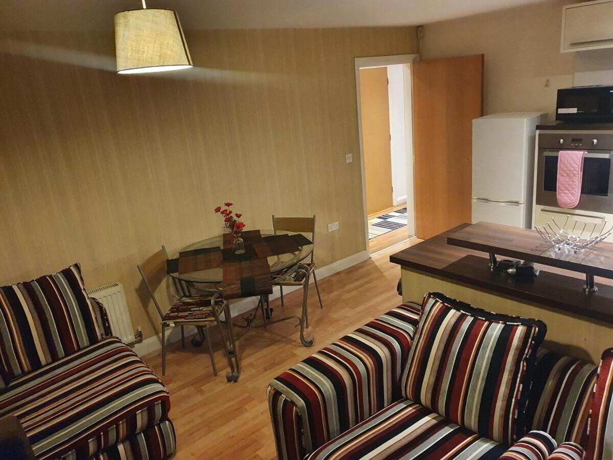 Two Bedroom Apartment, Free Parking, Close To Uclan And Free Wifi Preston  Bagian luar foto