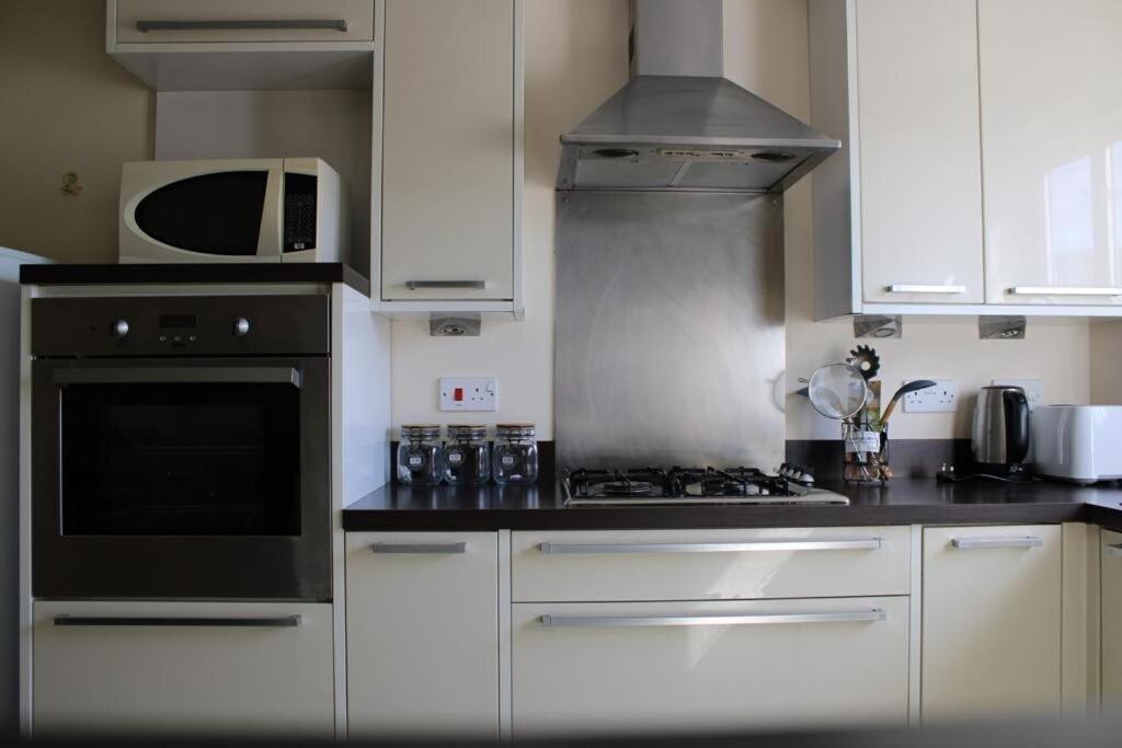 Two Bedroom Apartment, Free Parking, Close To Uclan And Free Wifi Preston  Bagian luar foto