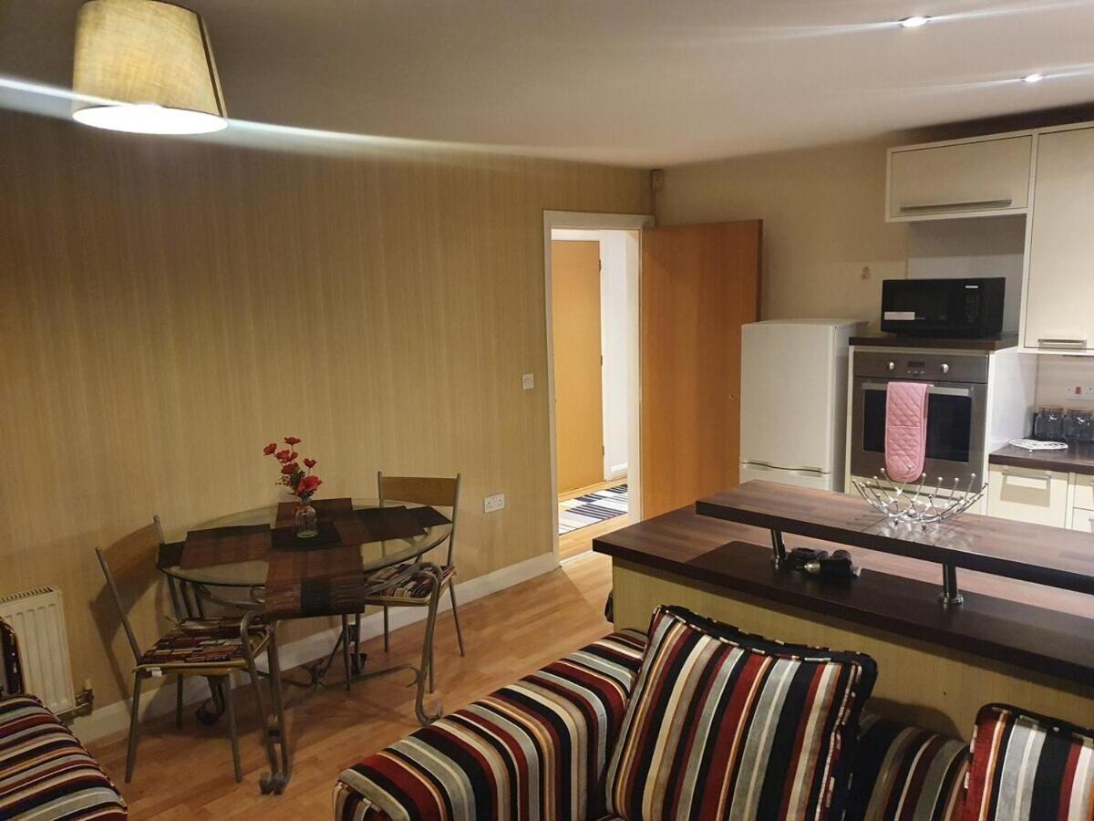 Two Bedroom Apartment, Free Parking, Close To Uclan And Free Wifi Preston  Bagian luar foto