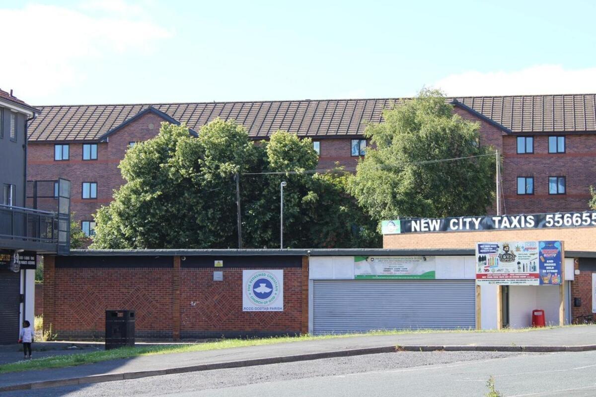 Two Bedroom Apartment, Free Parking, Close To Uclan And Free Wifi Preston  Bagian luar foto